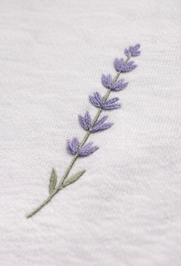 T-shirt homme brodé lavande — coton bio, fabriqué en France | Adessias (Précommande)