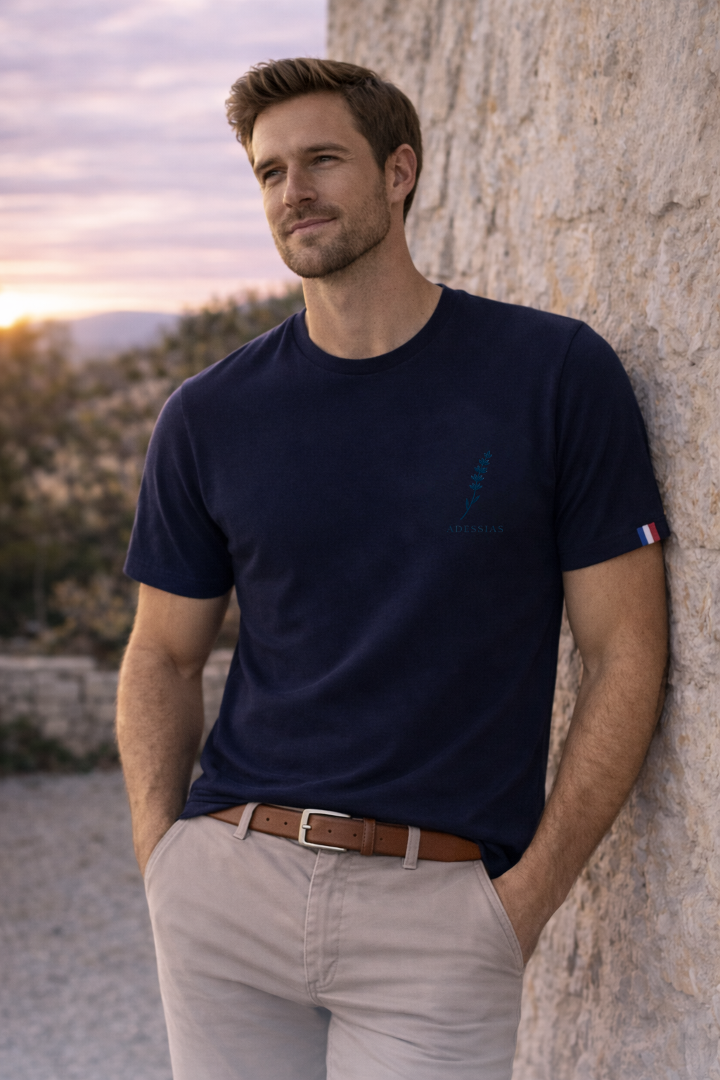 T-shirt homme brodé lavande — coton bio, fabriqué en France | Adessias (Précommande)