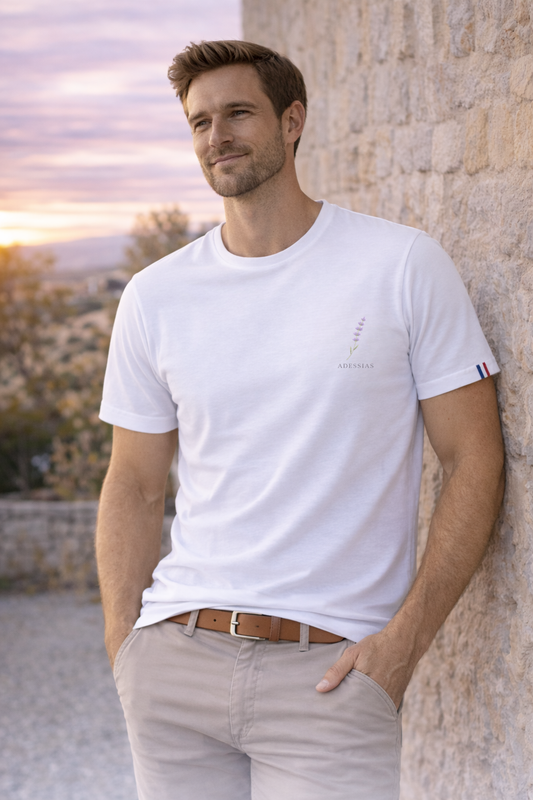 T-shirt homme brodé lavande — coton bio, fabriqué en France | Adessias (Précommande)